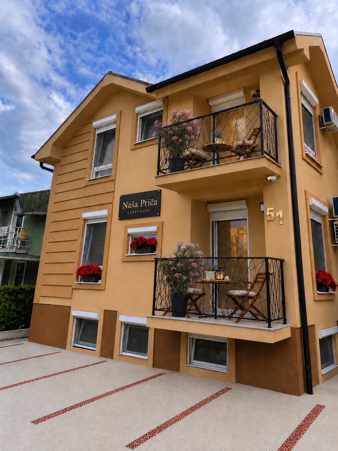 Das Gästehaus Naša Priča mit blühenden Balkonen bei Veliko Gradište